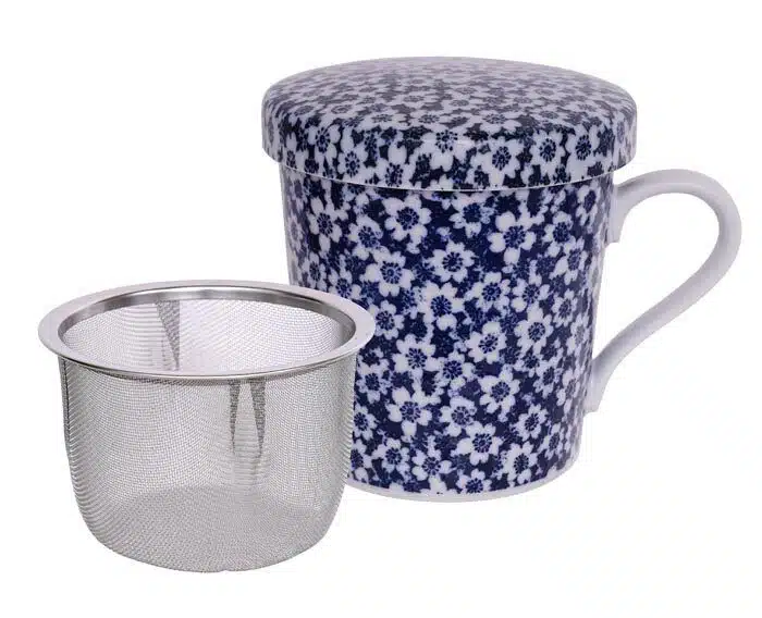 Blue / White tea mug with stainless steel strainer