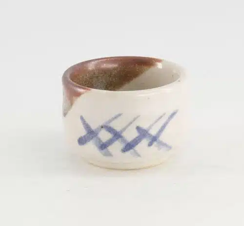 Tokyo Design Studio - Sake Cup - Sabi Hankake Shino Tasuki - 6.5x5cm - Wit/Blauw/Bruin