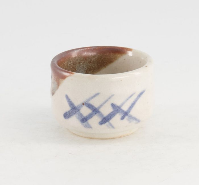 Tokyo Design Studio - Sake Cup - Sabi Hankake Shino Tasuki - 6.5x5cm - Wit/Blauw/Bruin