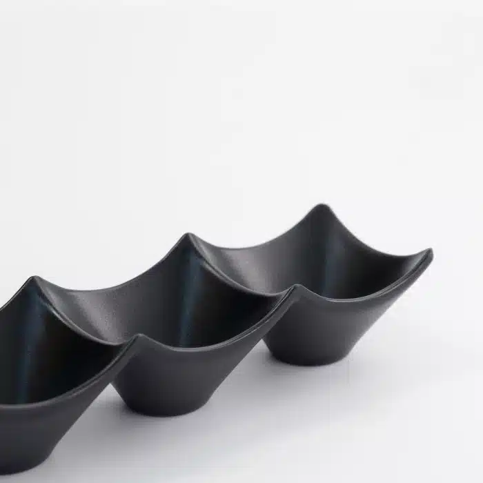 Ensemble de 3 coupelles à sauce de haute qualité Finition noire élégante d'Iwate Dimensions : 18,7x6,2x4,4 cm, capacité : 114 ml Idéales pour les sauces, dips et petits accompagnements Fabriquées en mélamine durable, légères et résistantes - Image 5