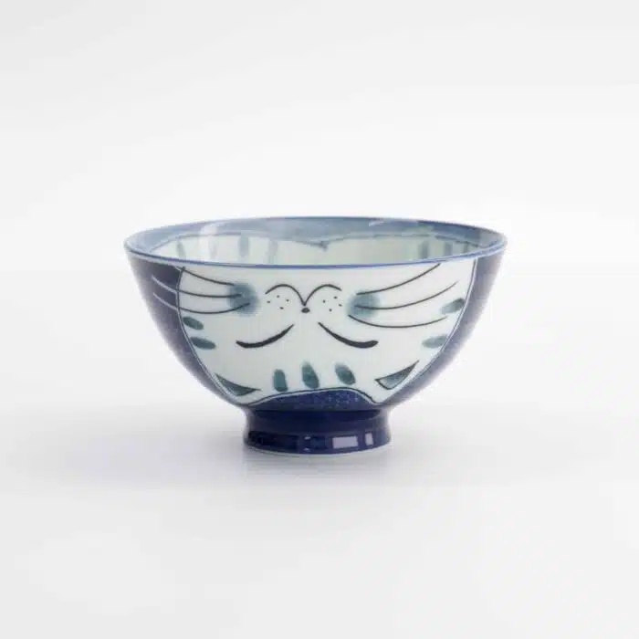 Un bol japonais plein de douceur et de style. Bol à riz avec motif chat Kawaii Dimensions : 11,5 x 6 cm | Contenance : 300 ml Céramique japonaise de haute qualité Compatible lave-vaisselle et micro-ondes Idéal pour riz, snacks et petits plats - Image 2