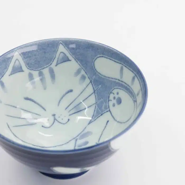Un bol japonais plein de douceur et de style. Bol à riz avec motif chat Kawaii Dimensions : 11,5 x 6 cm | Contenance : 300 ml Céramique japonaise de haute qualité Compatible lave-vaisselle et micro-ondes Idéal pour riz, snacks et petits plats - Image 3
