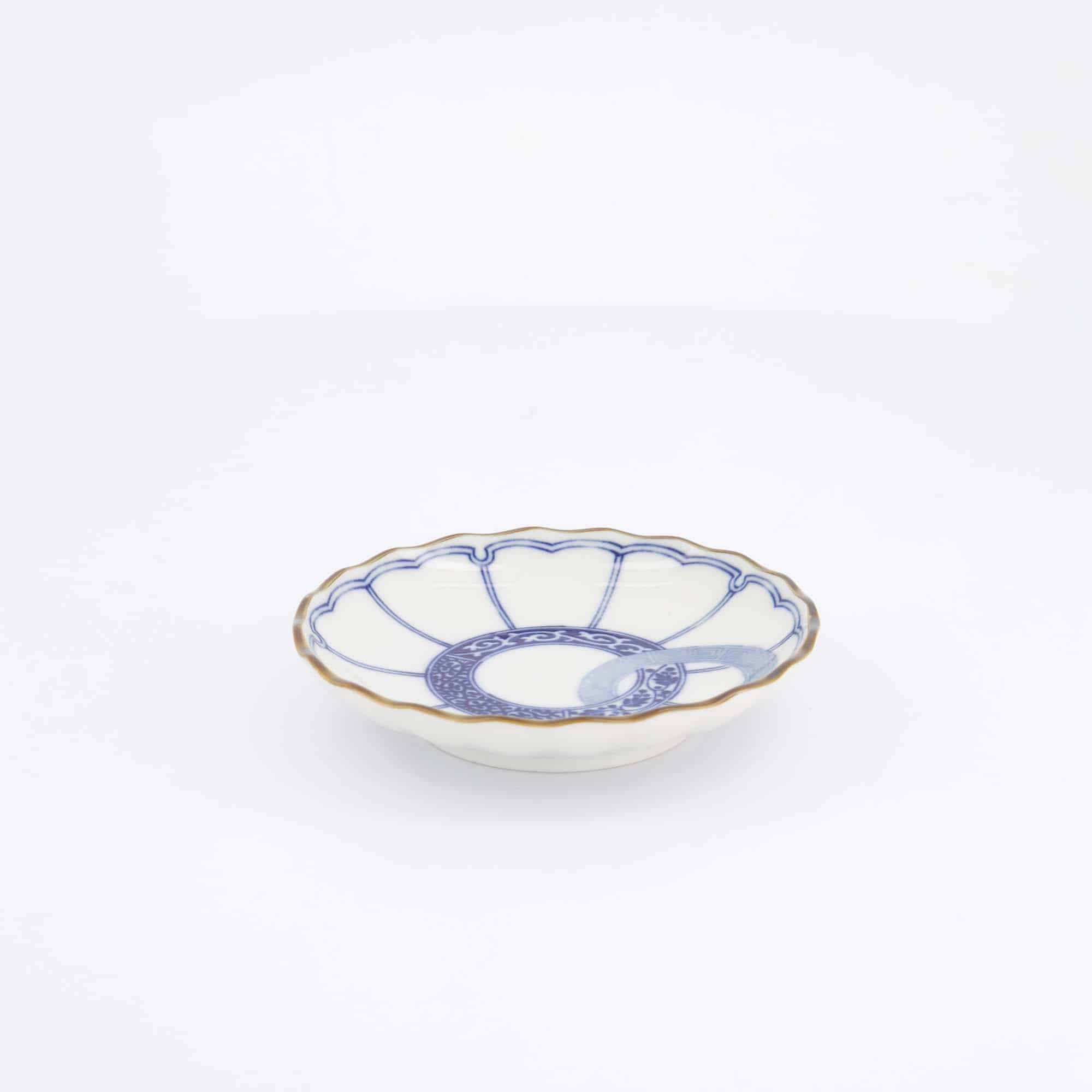 Plate measuring 12.2 x 2.7 cm Traditional Watsunagi design in blue Ideal for sushi, appetizers, desserts, and side dishes Authentic Japanese appearance Made from high-quality porcelain Suitable for everyday use and elegant dining